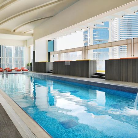Delta Hotels By Marriott City Center 도하 외부 사진 The swimming pool at the 39th floor