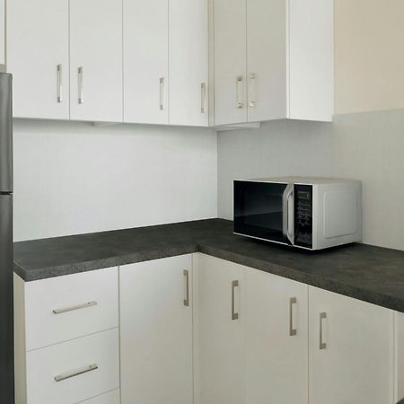 Delta Hotels By Marriott City Center 도하 외부 사진 A typical microwave oven