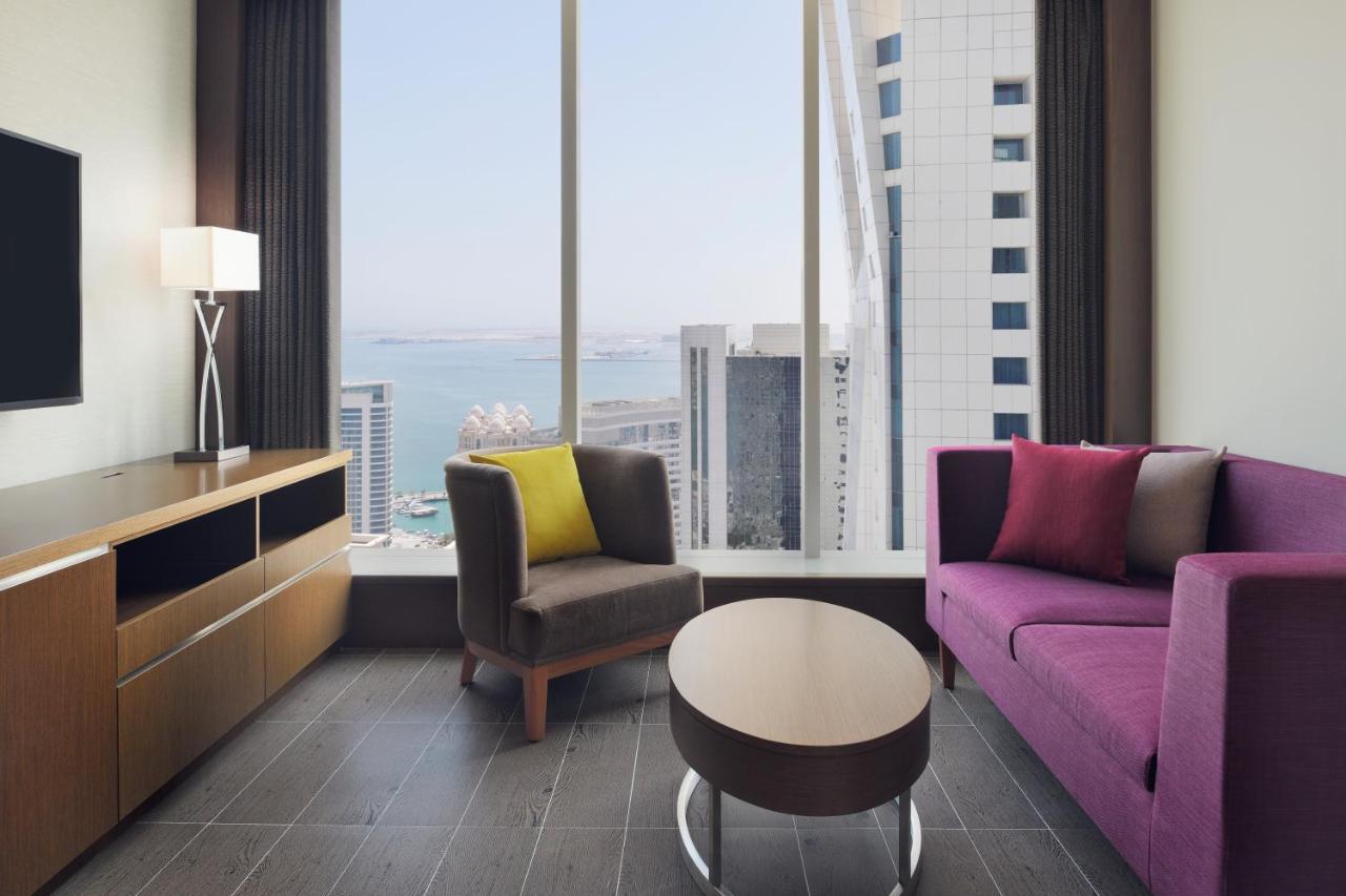 Delta Hotels By Marriott City Center 도하 외부 사진 Living room