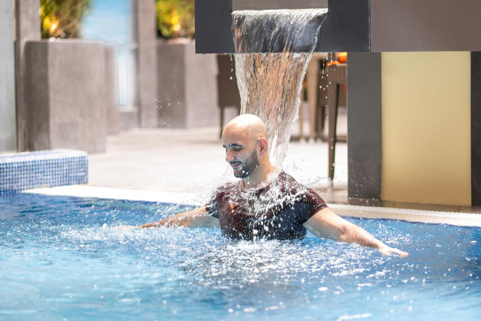Delta Hotels By Marriott City Center 도하 외부 사진 A man swimming in a pool