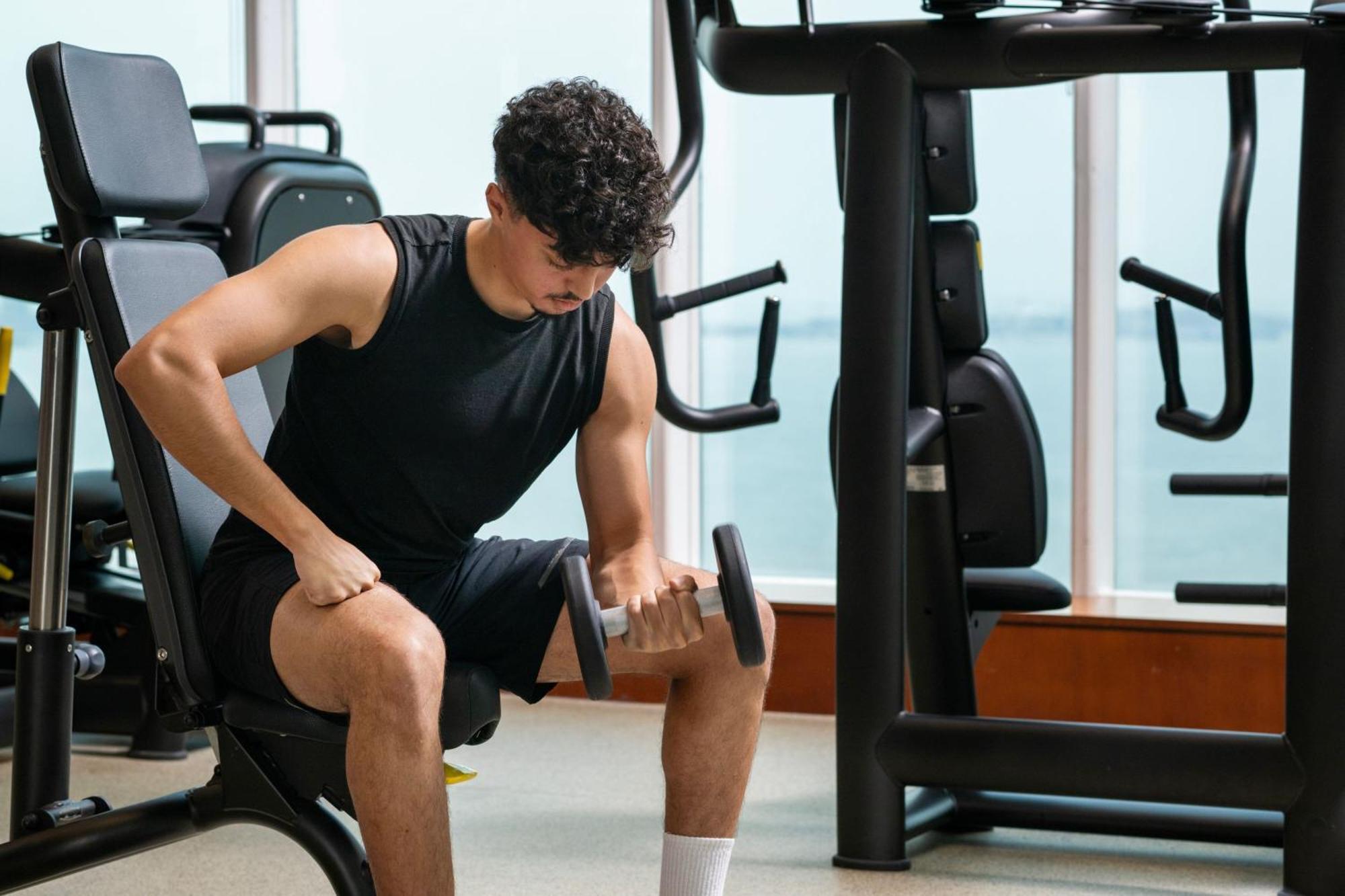 Delta Hotels By Marriott City Center 도하 외부 사진 A man lifting weights