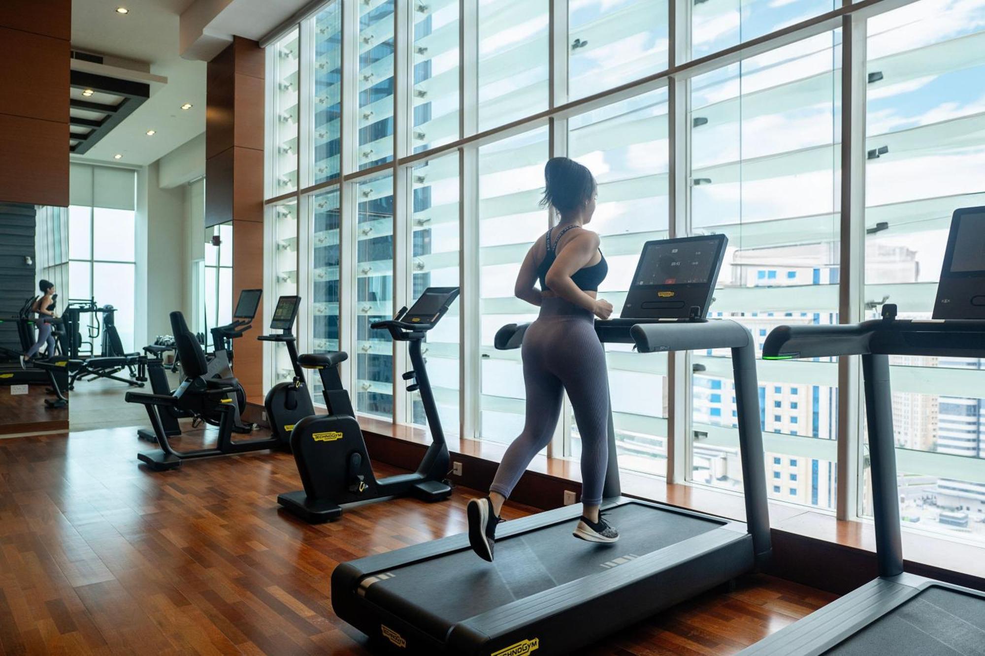 Delta Hotels By Marriott City Center 도하 외부 사진 A woman exercising on a treadmill