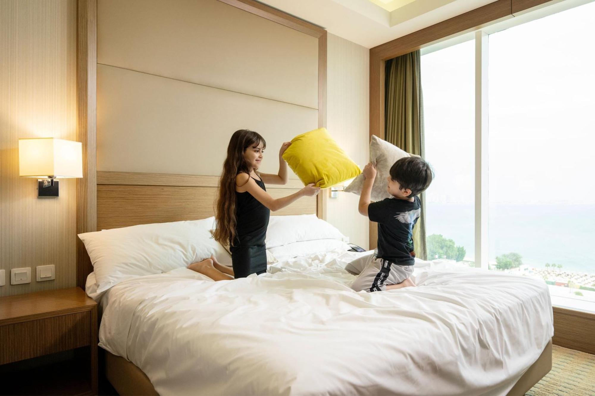 Delta Hotels By Marriott City Center 도하 외부 사진 A pillow fight