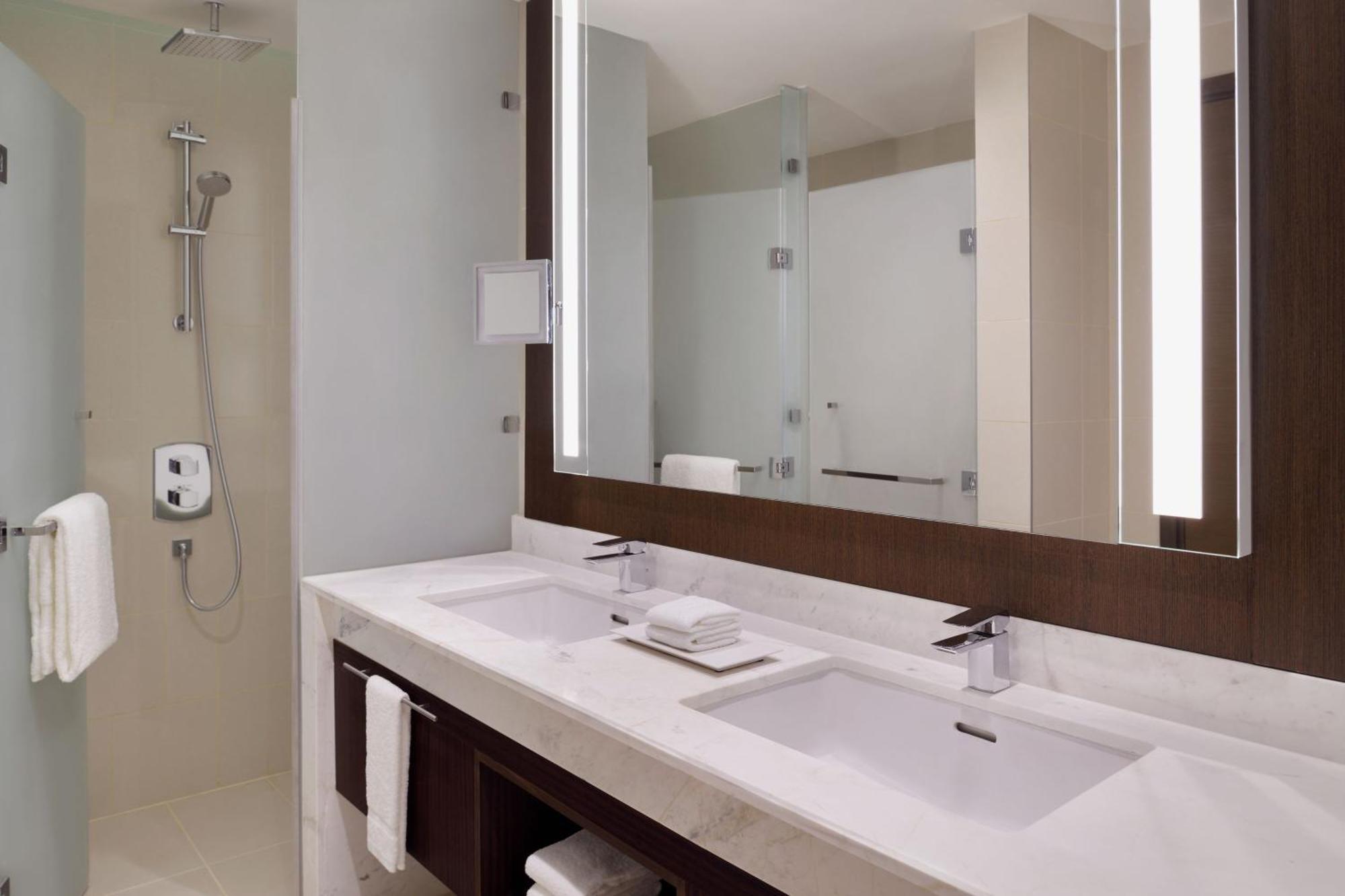 Delta Hotels By Marriott City Center 도하 외부 사진 Bathroom