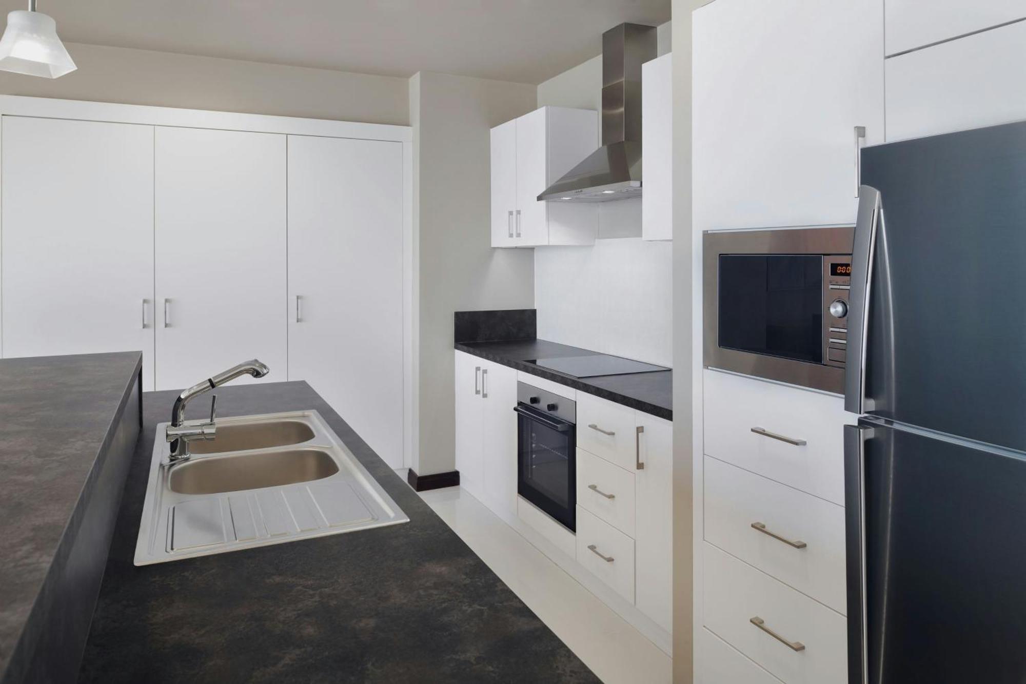Delta Hotels By Marriott City Center 도하 외부 사진 A typical kitchen in a student apartment