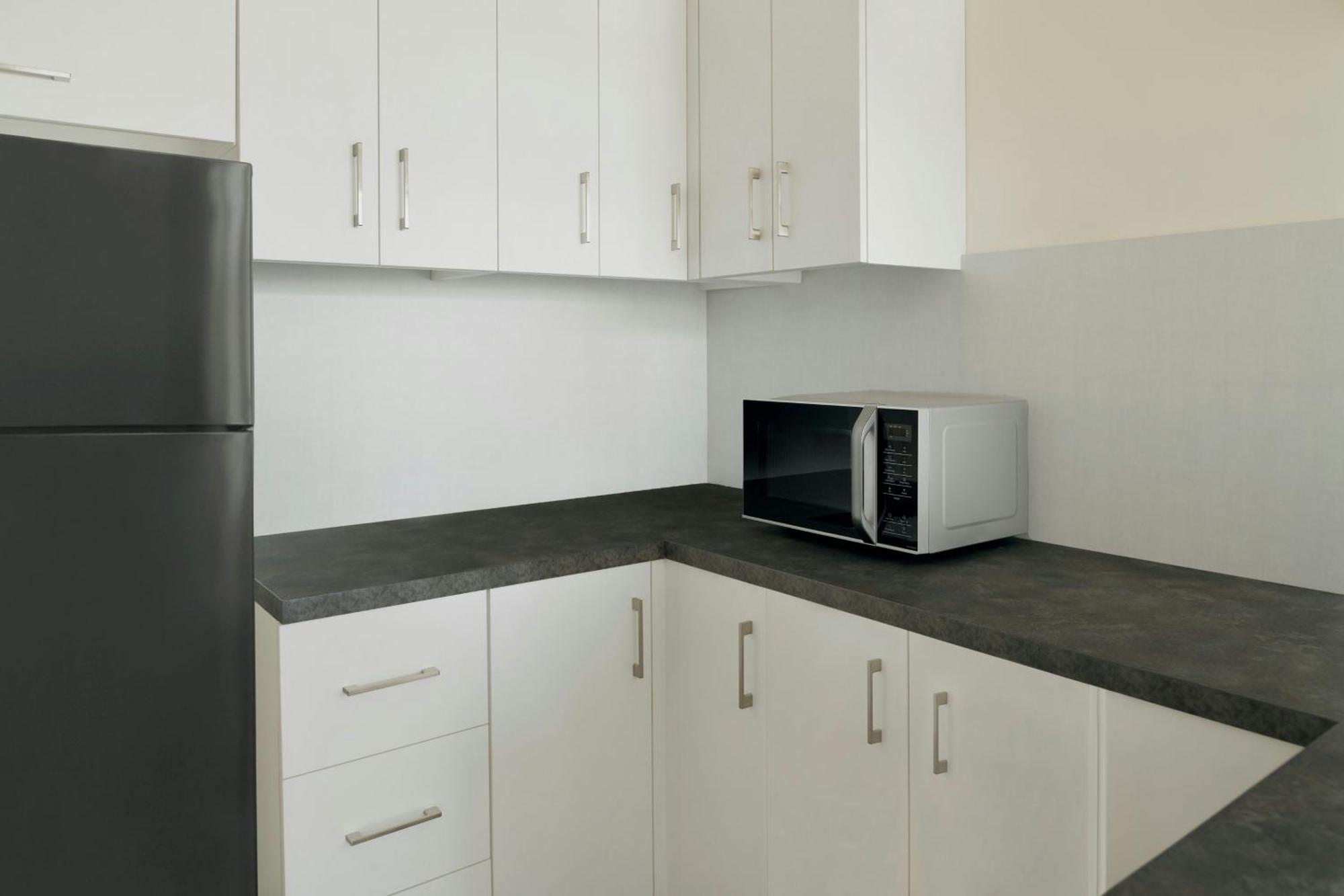 Delta Hotels By Marriott City Center 도하 외부 사진 A typical microwave oven