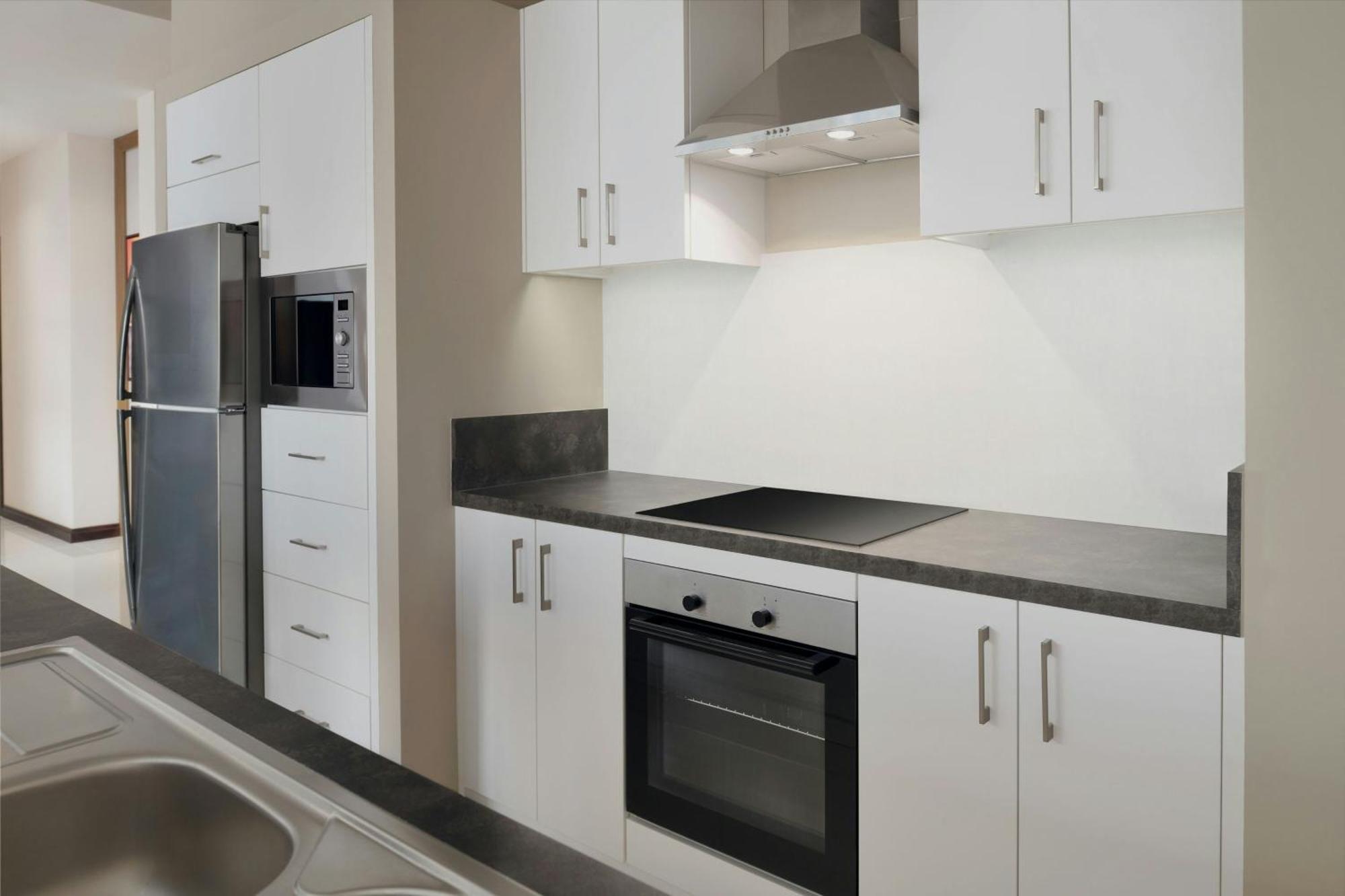 Delta Hotels By Marriott City Center 도하 외부 사진 A typical kitchen in a student apartment